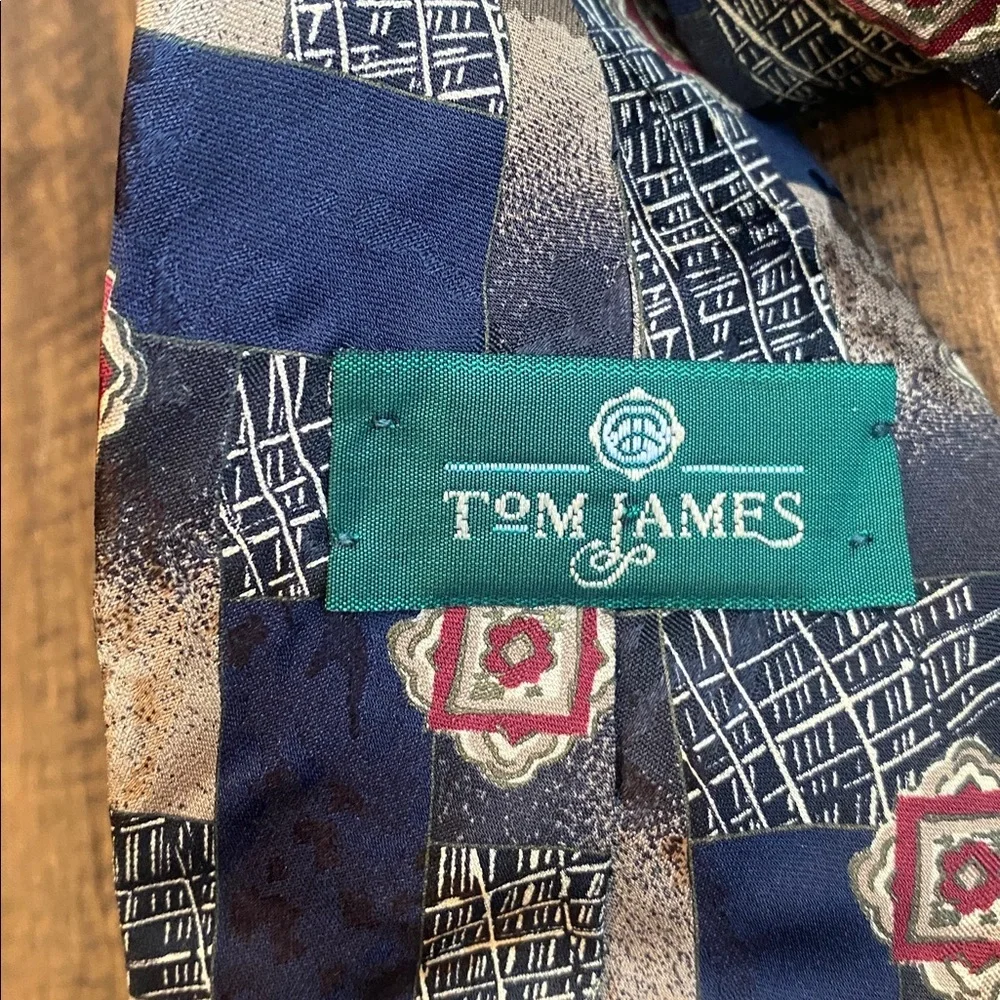 ❤️Tom James 100% Silk Elegant Blue and Red Patterned Tie
